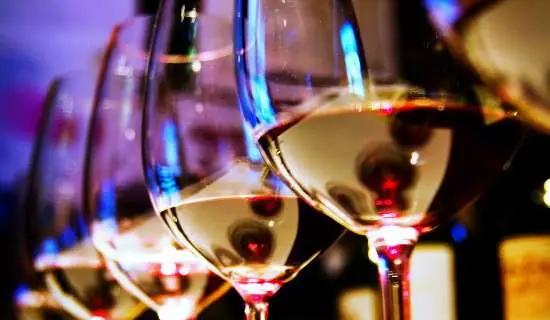 marcha mat och vin - vita vinglas på rad