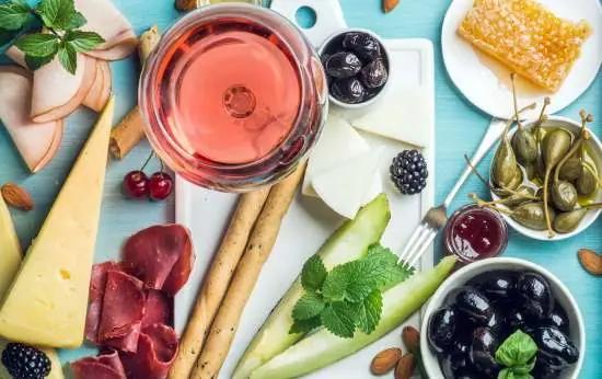 atcha mat och vn - olika typer av mat och ett glas rosé