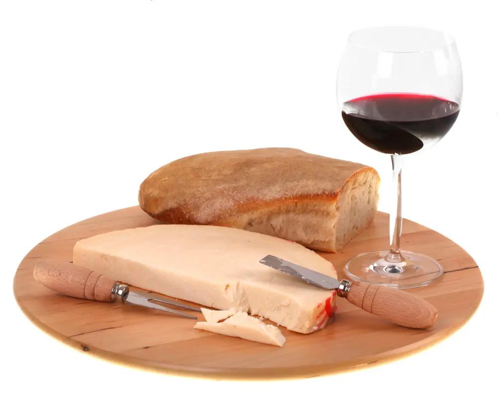 Ost med rött vin