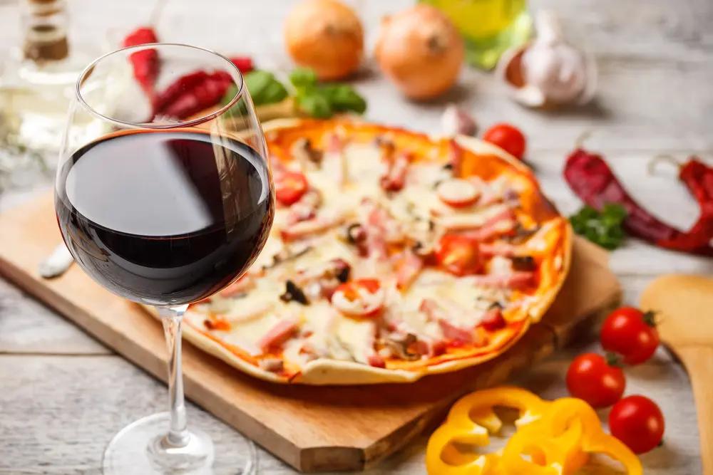 Rött vin med pizza och tomater