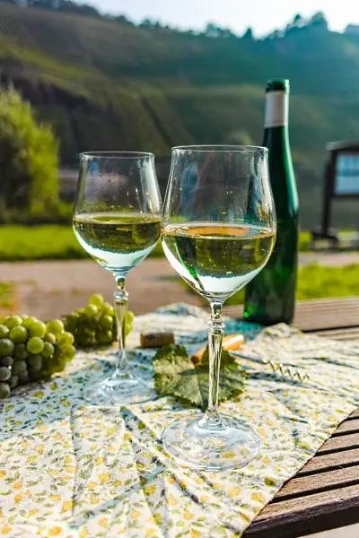 Mosel - 2 glas och en flaska