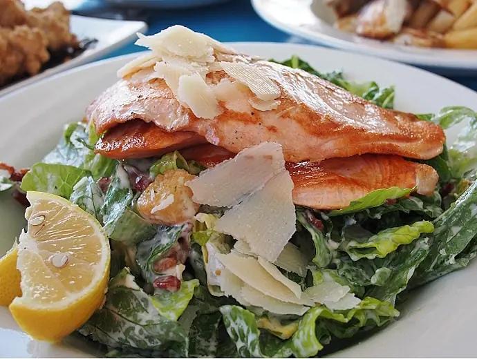 Vi älskar Chardonnay & Ceasarsallad med twist