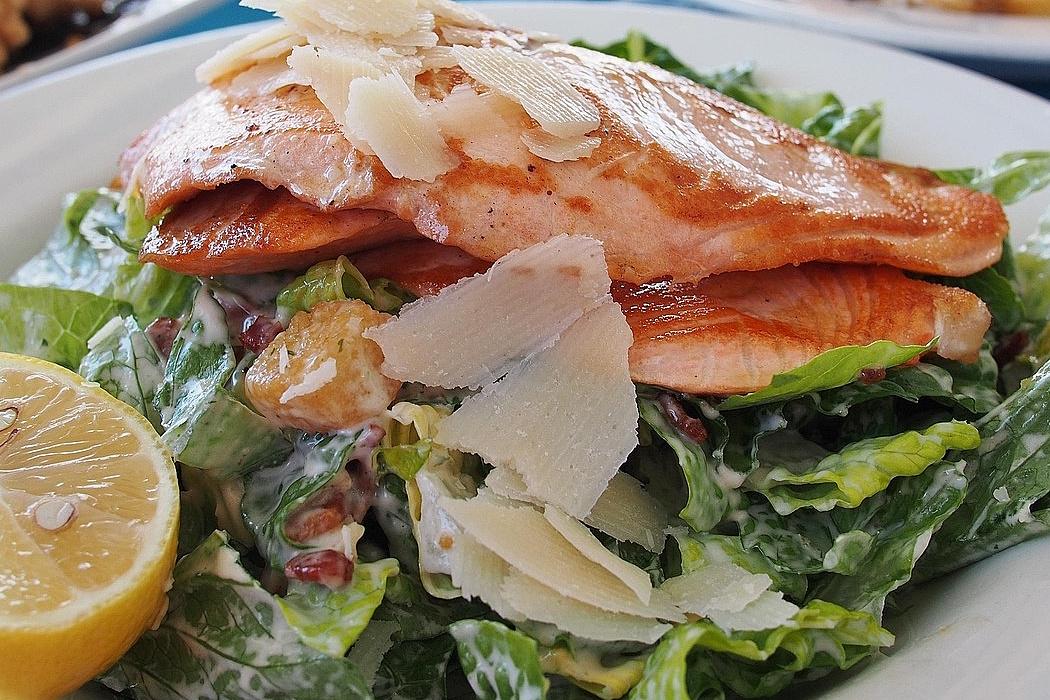 Vi älskar Chardonnay & Ceasarsallad med twist