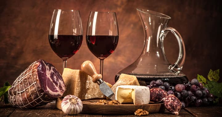 matdruva - dukat bord med kallskuret och vin