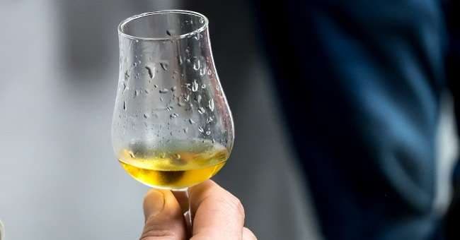 japansk whisky - omslagsbild på ett provningsglas