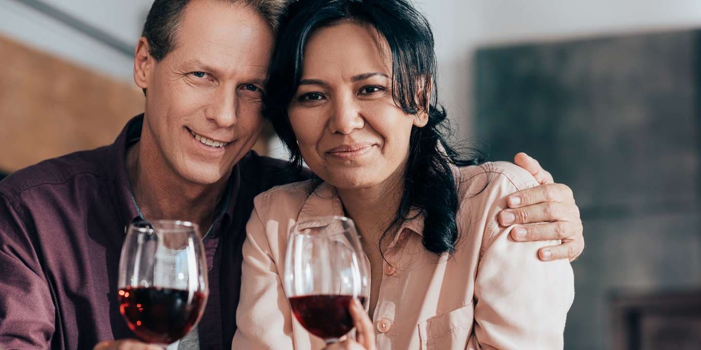 hjärtans - ett leende par med vinglas