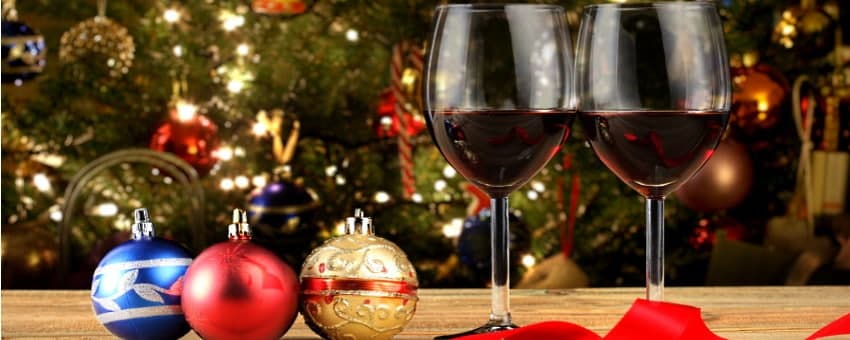 merlot - omslag med 2 glas och julkulor