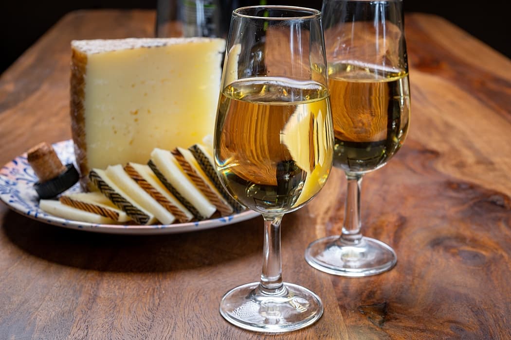 ost_och_vitt_vin-omslag-ostbricka-med-2-glas-vitt