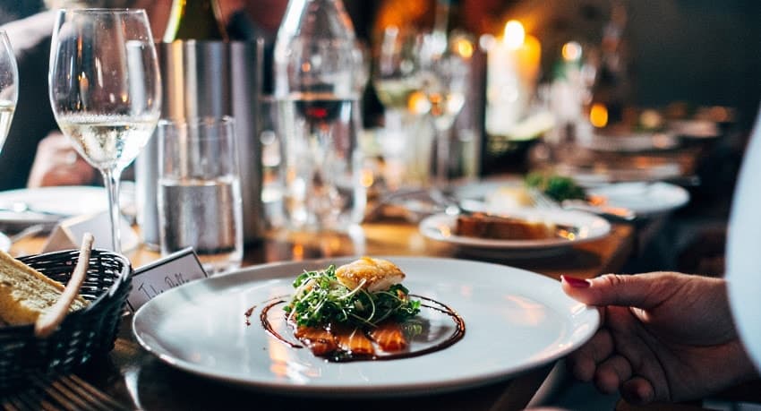 internationell mat med vin - ett dukat bord