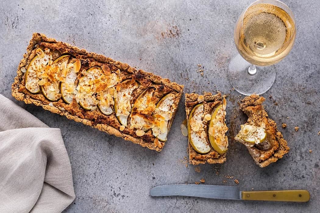 Omslagsbild med ett glas moscato och en bit kaka på ett fat.