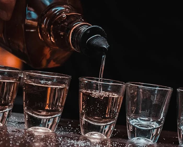 Ett glas nubbe, en liten snaps, upphällt och klart att serveras till fest och midsommar