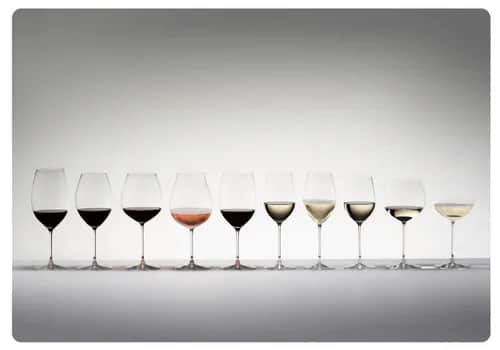 Riedel-glas uppställda mot en neutral bakgrund