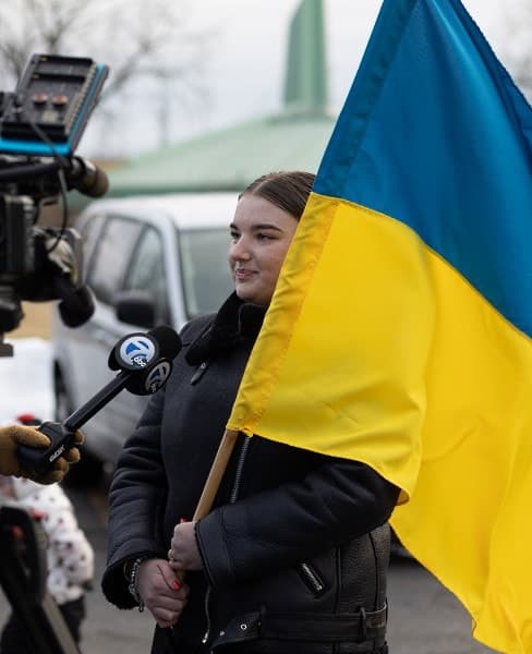 Dam som bär ukrainska flaggan