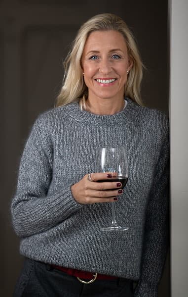 A Picture with the redwine in the hand