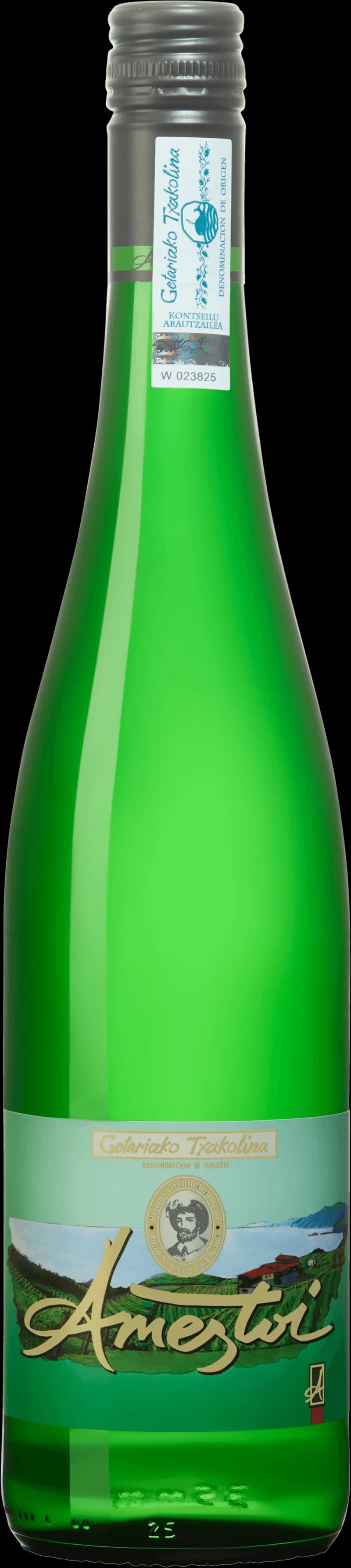 Flaska och glas med vitt vin från Ameztoi, spansk vitvinproducent i Baskien