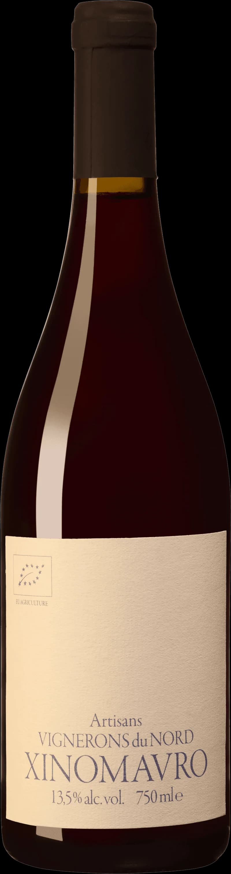 Flaska rött vin från Artisans Vignerons de Nord, fotograferad för vin- och matmagasin.