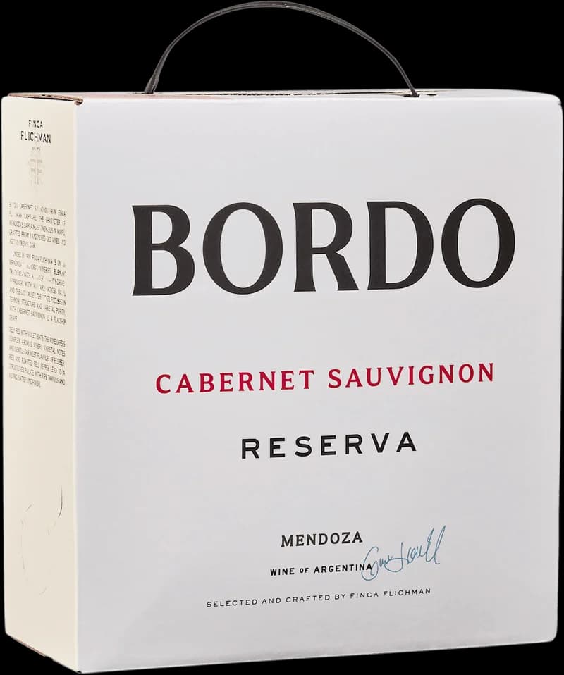 Flaska och glas med rött vin av druvan Bordo