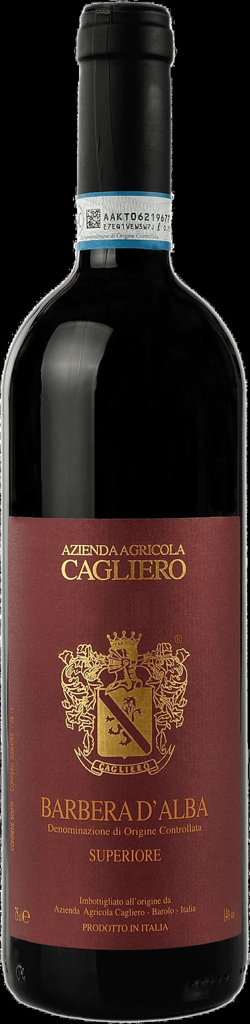Flaska och glas med rött vin från Cagliero, uppställt mot en neutral bakgrund.