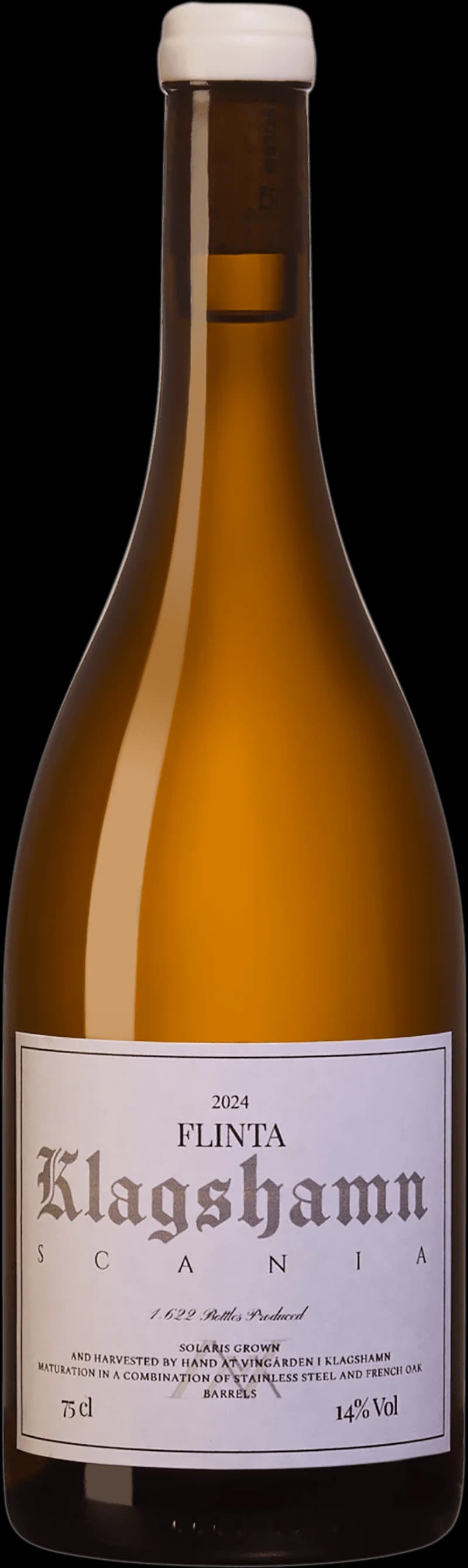 Flaska och glas med vitt vin från Klagshamn, fotograferat mot ljus bakgrund