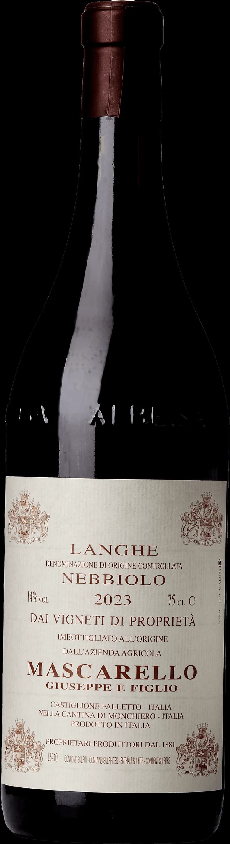 Flaska och glas med rött vin av druvan Nebbiolo från Langhe i Piemonte, Italien