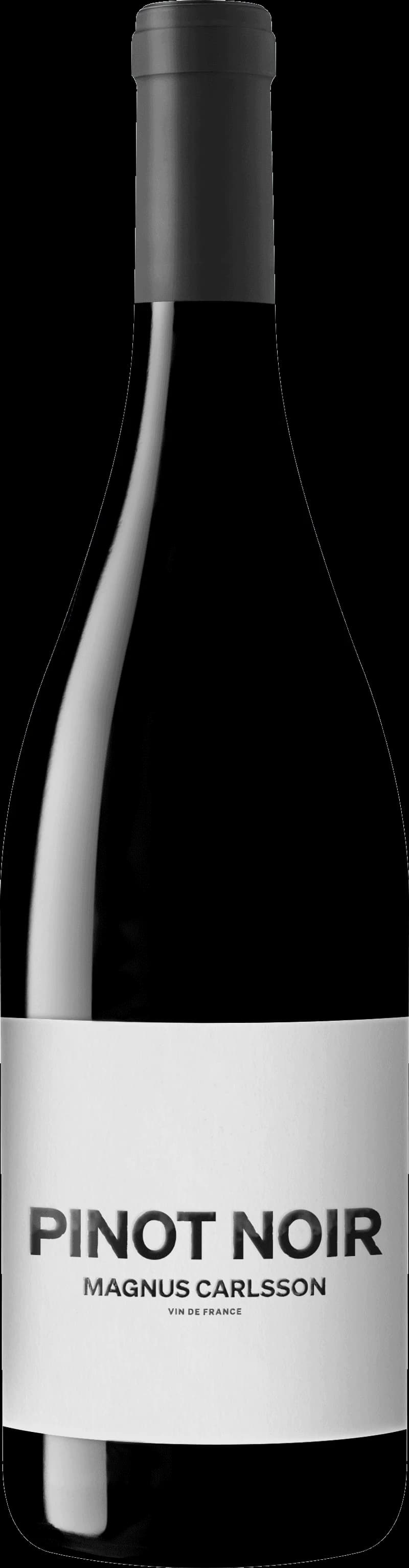 Magnus Carlsson håller ett glas rött vin i handen