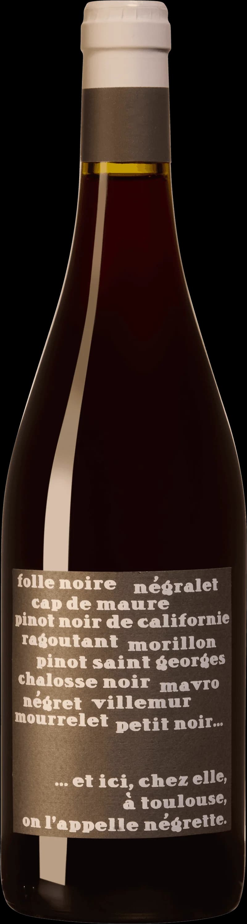 Flaska rött vin av druvan Negrette mot en neutral bakgrund