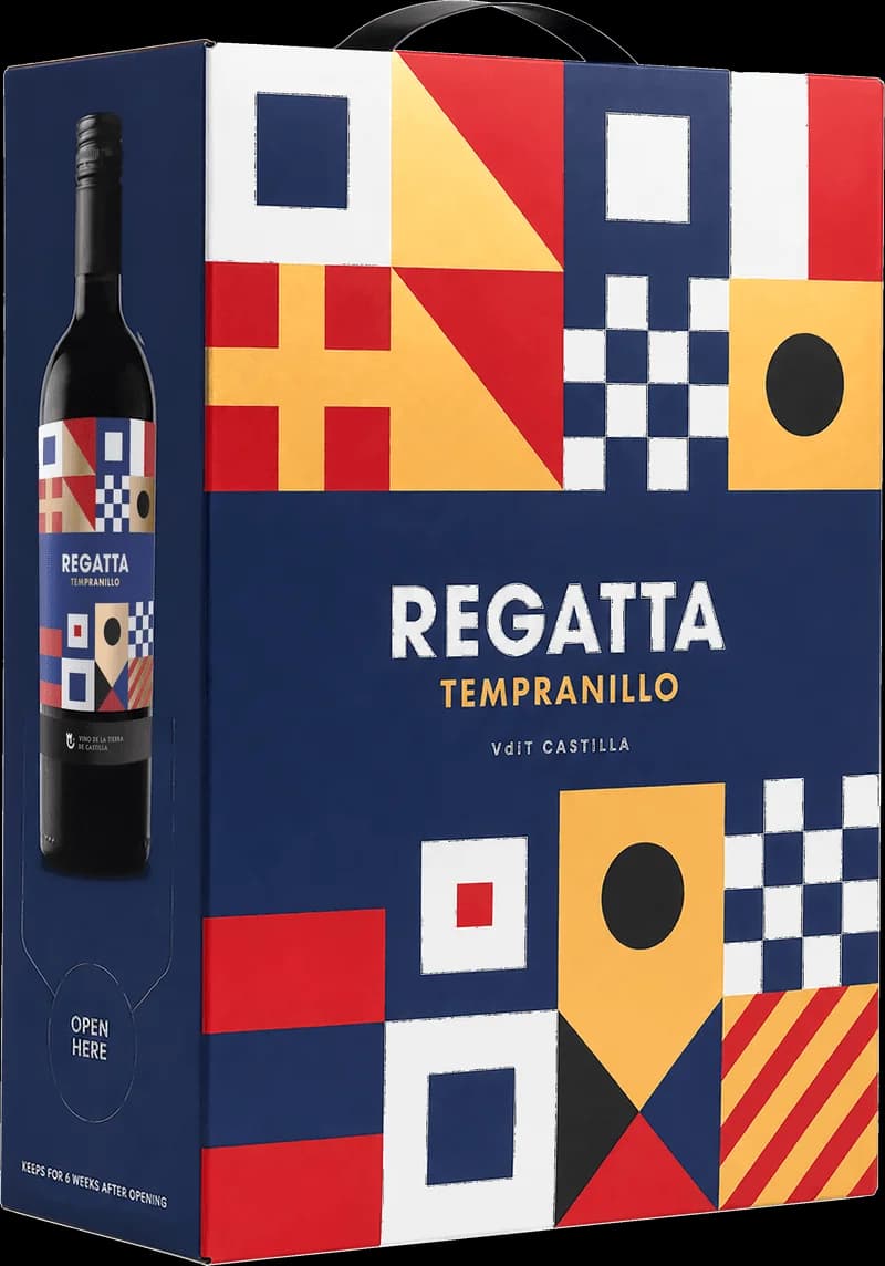 Rött vin i glas vid en regatta, segelbåtar i bakgrunden på vattnet