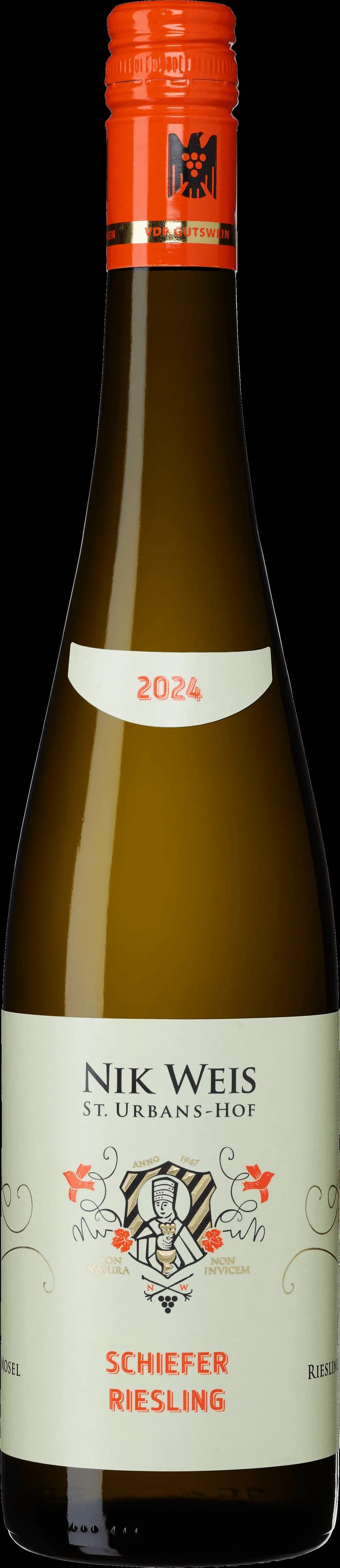 Flaska med vitt vin av druvan Riesling från producenten Schiefer, fotograferad mot neutral bakgrund.