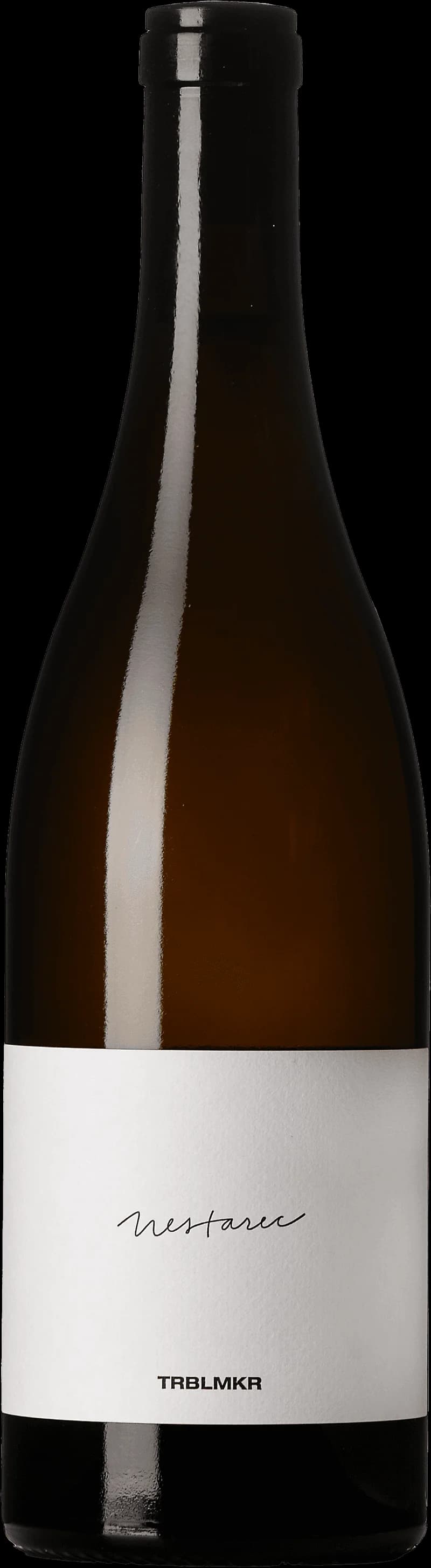 Flaska med vitt vin från Trublmkr, fotograferad mot en ljus bakgrund