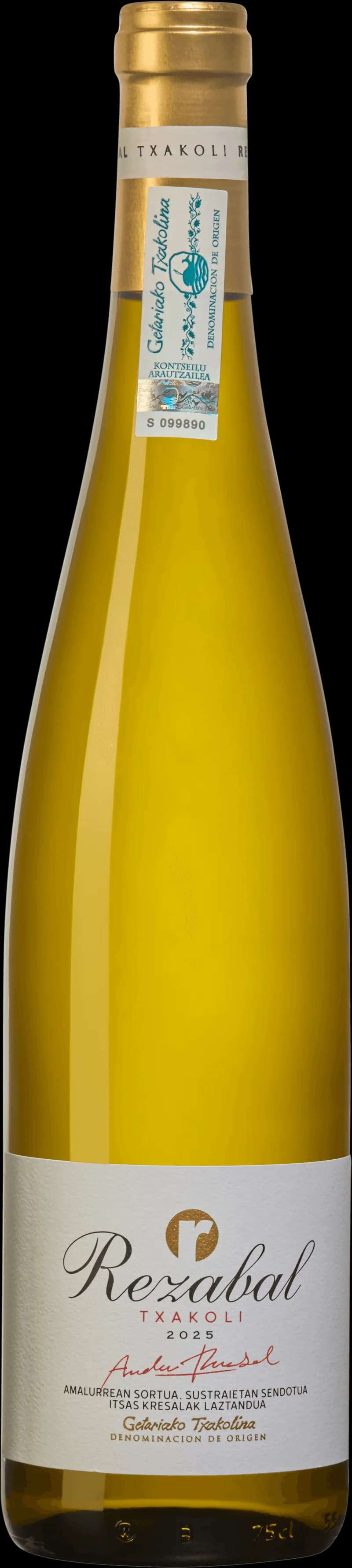 Flaska och glas med txakoli, ett lätt och friskt vitt vin från Baskien i norra Spanien