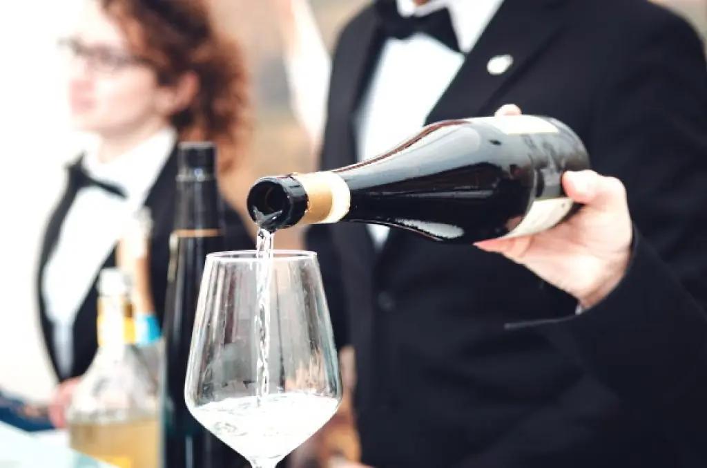 Castiôn Moscato d’Asti - håller i flaska och häller upp