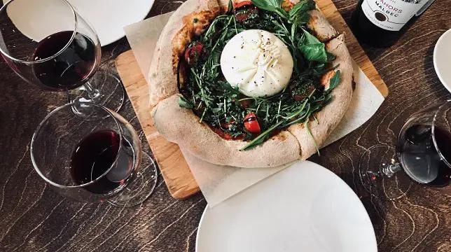 mat och vin - en läcker pizz med rödvin
