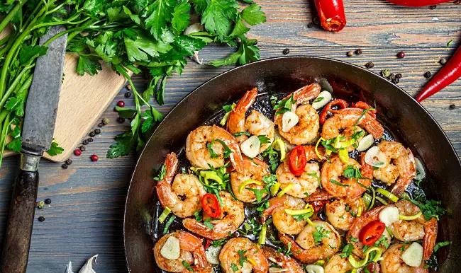 mousserande Chardonnay - heta chiliräkor