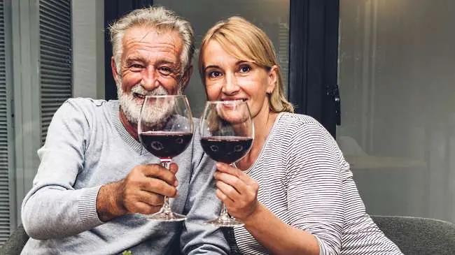 eko-viner - ett par som dricker rött vin