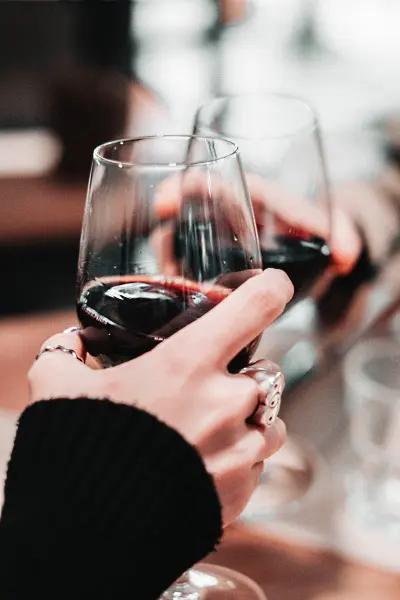 Chianti il Drago e la Fornace - hand håller i vinglas