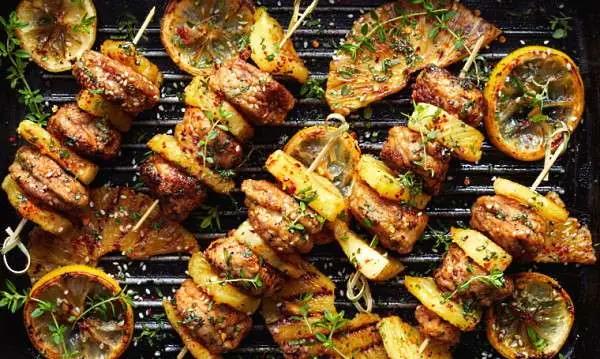 grillspett med kyckling och ananas