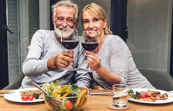 Zinfandel - ett par som äter och dricker rött