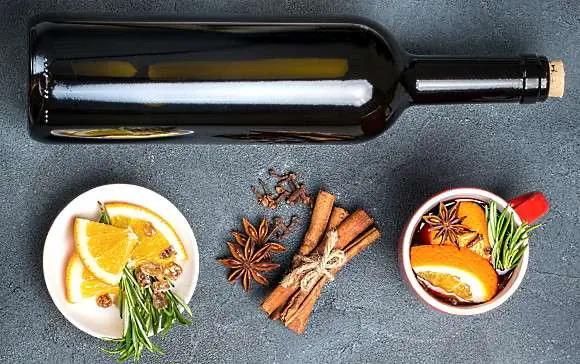 kryddor och vin - en falska och lite kryddor omkring