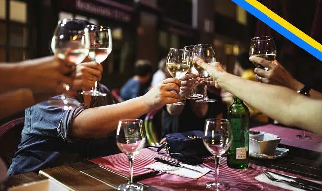 svenska viner ett gång dricker vin kring ett bord