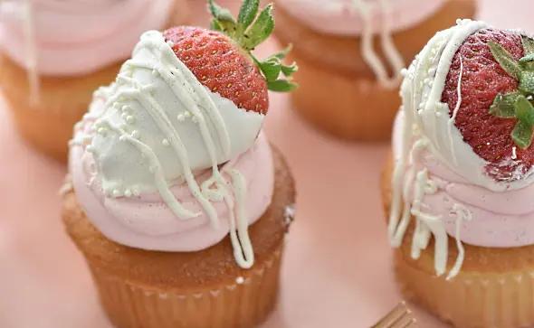 jordgubbar med vin - jordbuggstartelett