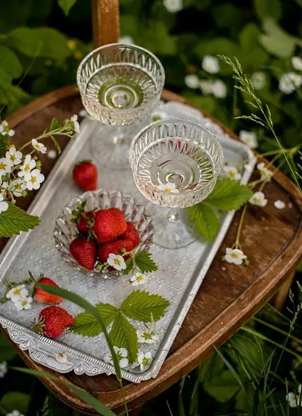 jordgubbar med vin - jordgubbar med vitt vin