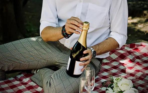 tysk Sekt kille öppnar flaska sekt