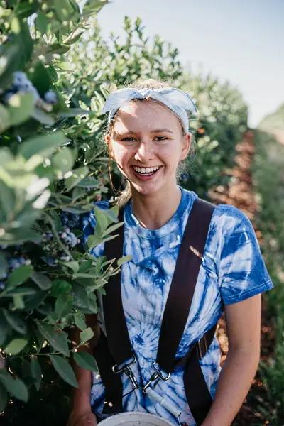 vinresor - flicka arbetar i vingården