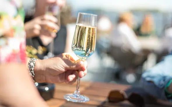 årgångschampagne - kvinna håll i ett glas