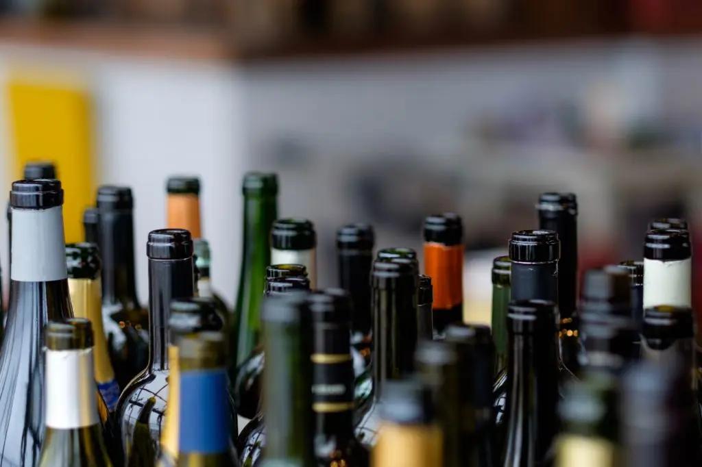 forvara-oppnad-rodvinsflaska