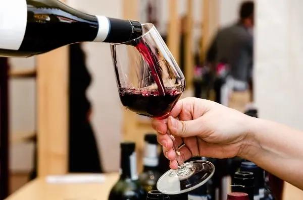Borsa vini häller upp ett glas vin