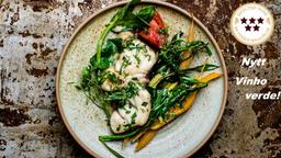 Portugisksk Vinho verde med havskatt & algsallad