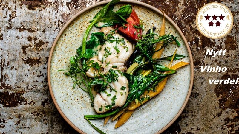 Portugisksk Vinho verde med havskatt & algsallad