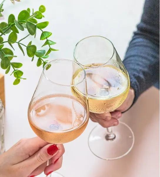 Viognier och Airén tett par som skålar i vitt vin