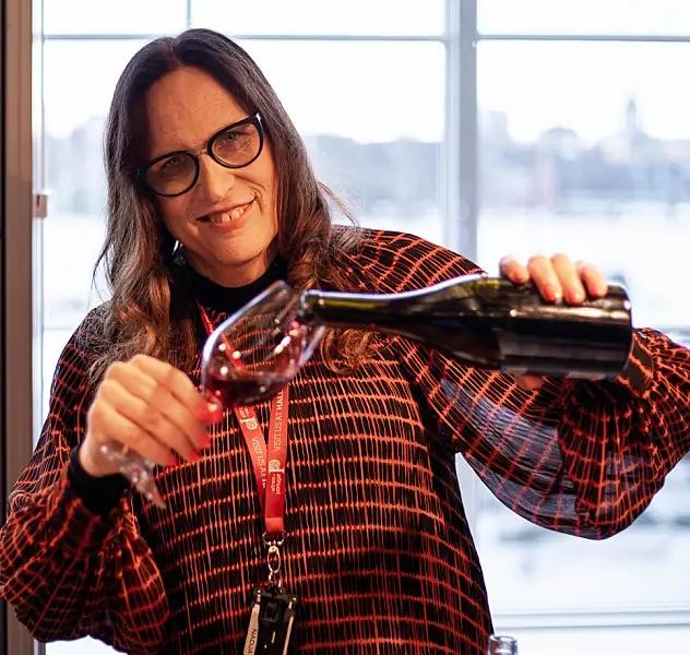Nadja Spritmuseum - häller upp i glas